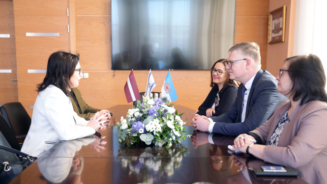 Rīgas domes vadībā un Izraēlas vēstniece