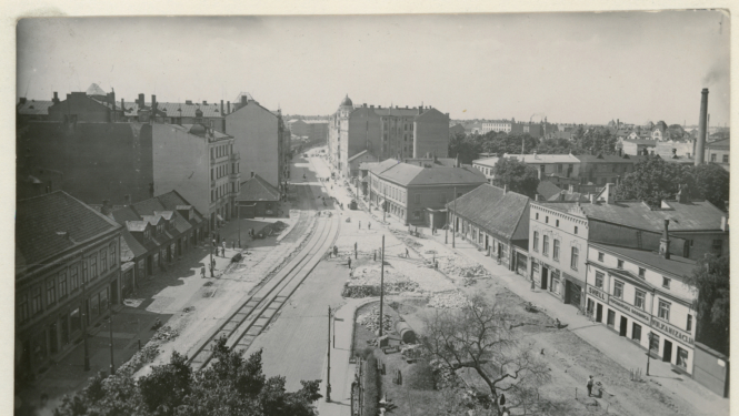 Priekšplānā vēsturiskā dzelzceļa stacija Rīga 