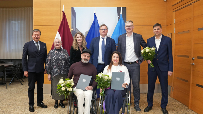 Rīgas domē sumināti bronzas medaļas ieguvēji ratiņkērlingā ziemas paralimpiskajās spēlēs