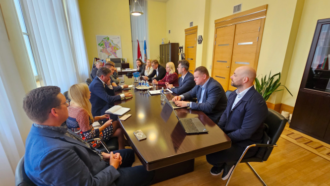 Rīgas vicemērs Edvards Ratnieks  tiekas ar kapitālsabiedrības “Rīgas nami” un  “Rīgas Centrāltirgus” vadību