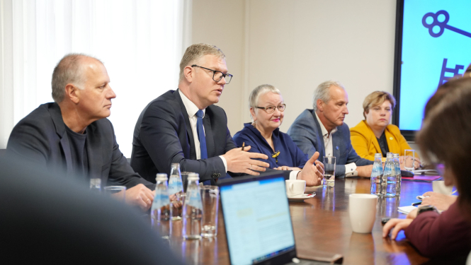 Rīgas domes vadība tiekas ar izglītības un zinātnes ministrijas pārstāvjiem