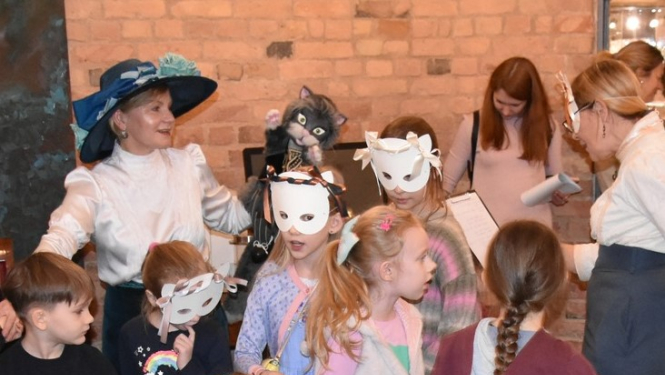 Runcis Alberts kopā ar bērniem iet rotaļā “Pieci kaķi”