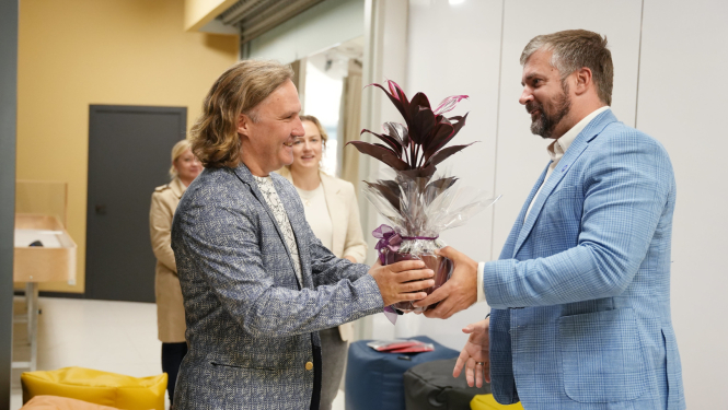 Pasniedz ziedus uzņemējam