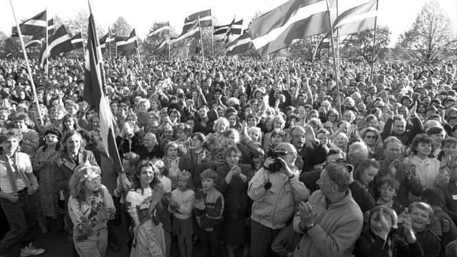 Tautas manifestācija Komjaunatnes krastmalā (tagad 11. novembra krastmala) pēc Latvijas PSR Augstākās Padomes deklarācijas Par Latvijas Republikas neatkarības atjaunošanu pieņemšanas Rīgā, 1990. gada 4. maijs, autors Boriss Koļesņikovs, Māris Bērsons_Latvijas Nacionālais arhīvs