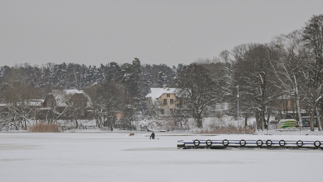 Aizsalis Ķīšezers un uz tā zemledus makšķernieks