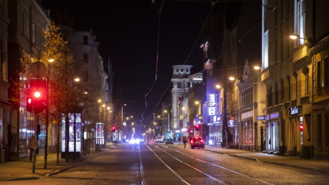 Izgaismota iela naktī