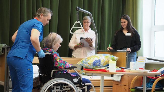 Cilvēks ratinkrēslā