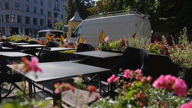 Āra kefejnīcas galdiņi