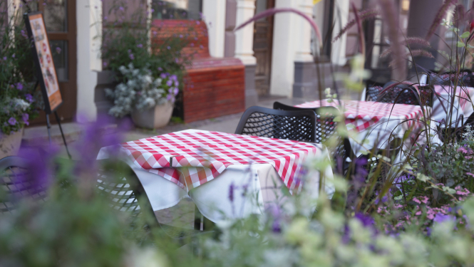 Āra kafejnīcas galdiņi