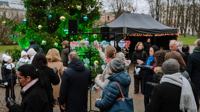 Rīgas mērs Viesturs Kleinbergs un Latvijā rezidējošie ārvalstu vēstnieki rotā eglīti