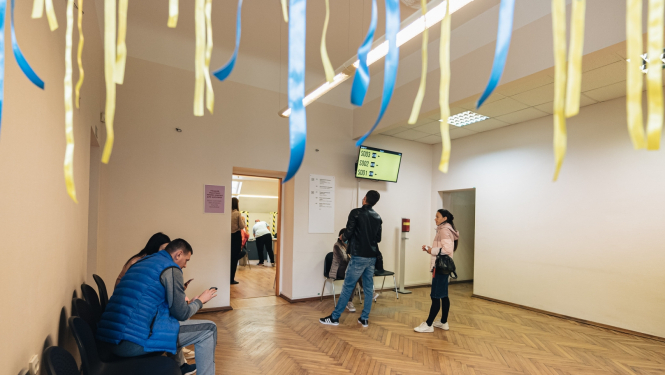 Cilvēki gaida rindā