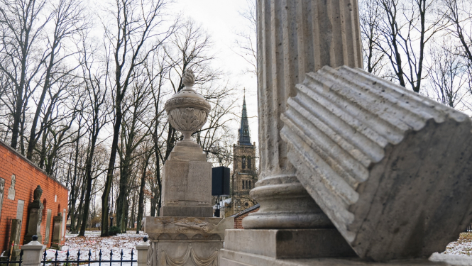 Restaurētie Vērmaņu ģimenes vēsturiskās kapu vietas pieminekļi