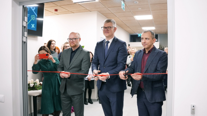 Vadītāji pārgriež sarkano lentu