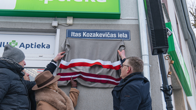 Atklāj Itas Kozakevičas piemiņas plāksni