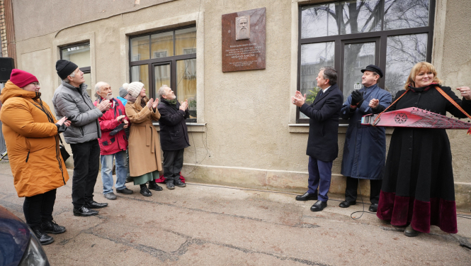 Atklāj piemiņas plāksni