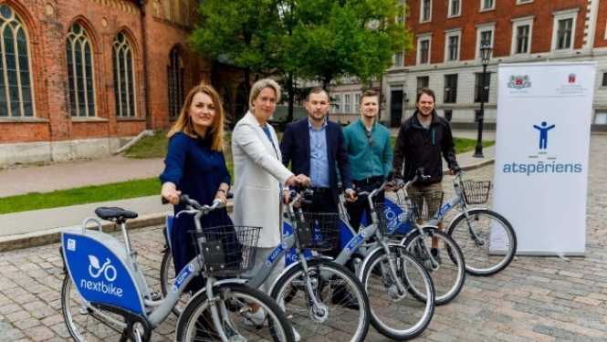 Cilvēki ar velosipēdiem