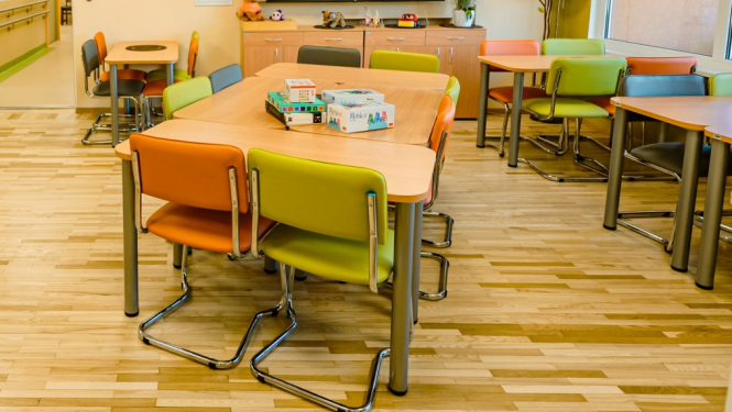 Atpūtasd istaba ar galdiem un krēsliem