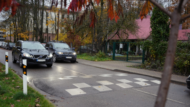 Automašīna brauc pāri ātrumvalnim