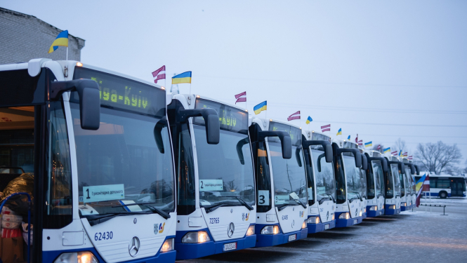 Autobusi ar Ukrainas un Latvijas karodziņiem