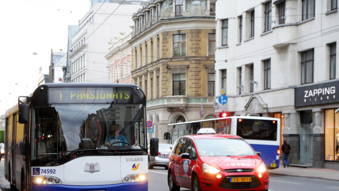 Autobuss brauc pa ielu