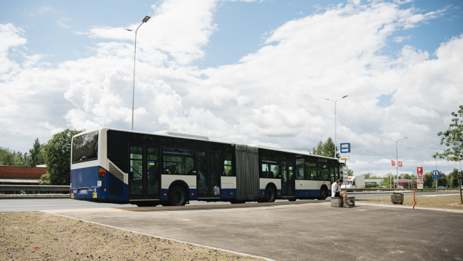 Autobuss pieturā