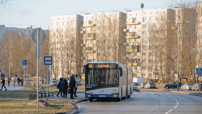 Autobuss pieturā uzņem pasažierus