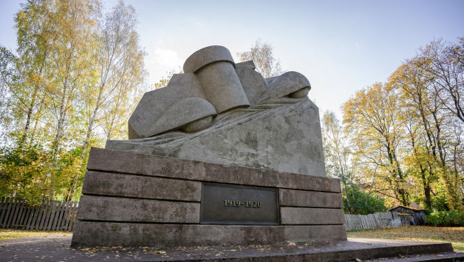 1.bruņotā diviziona karavīriem veltīts piemineklis