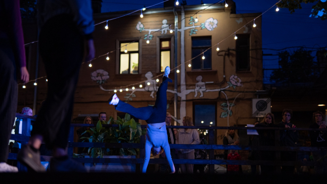 Dejotājs stāv uz rokām