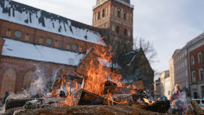 Barikāžu ugunskurs Doma laukumā