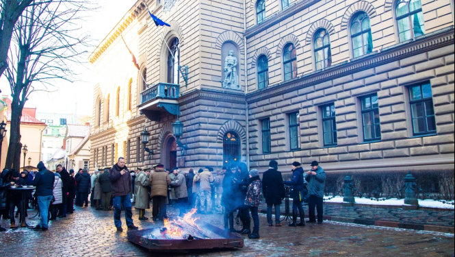 Barikāžu ugunskurs pie LR Saeimas ēkas