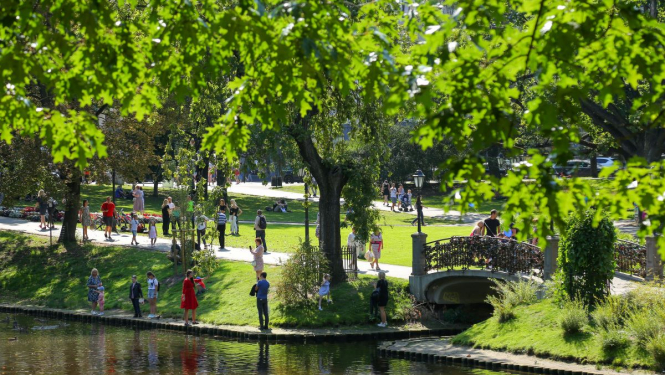 Bastejkalns, kanālmala