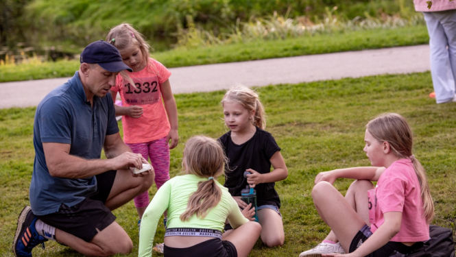 Bērni sēž uz zemes un sarunājas