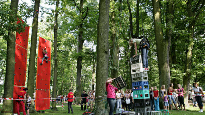 Bērni kāpj ar kalnā kāpšanas parīkojumiem