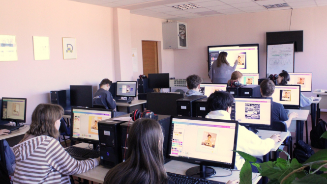 Bērni klasē mācās