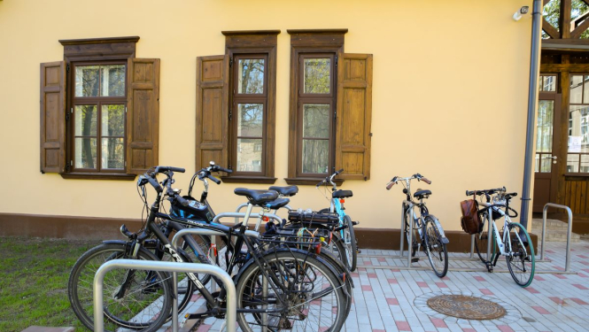 Velosipēdi novietoti velo novietnēs
