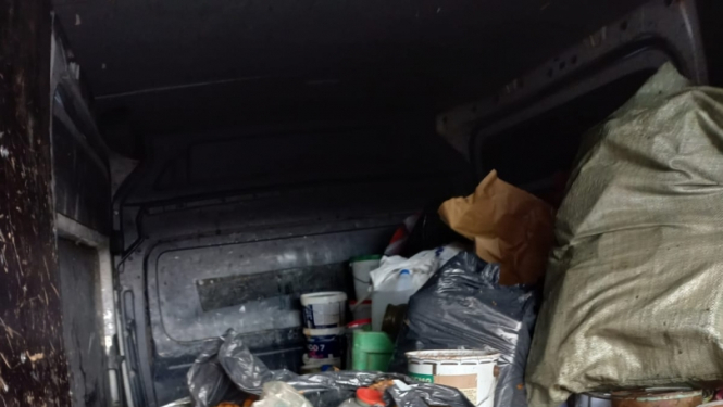 krāsu bundžas mašīnā