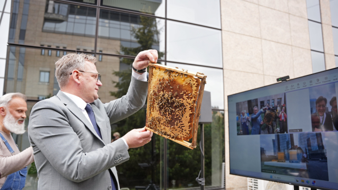 Rīgas mērs sazvanīšanā ar Viļņas rātsnama biškopi Pauliusu Chockevicius un ilgtspējas vadītāju Antonu Ņikitinu