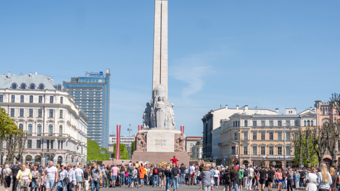 Cilvēki Brīvības laukumā