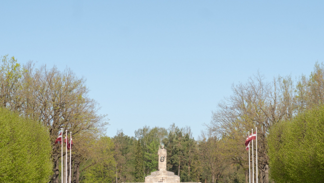 Rīgas Brāļu kapi - Māte Latvija