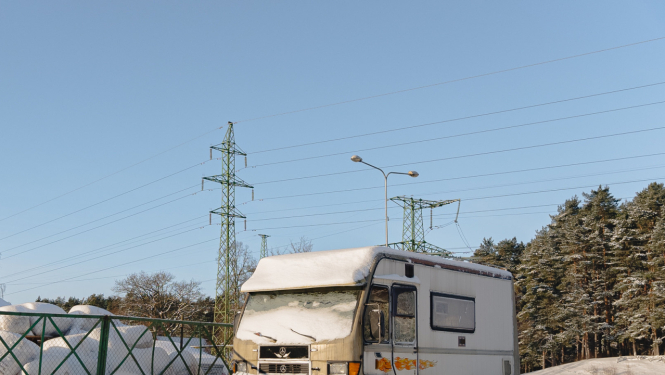 Elektrības stabi ziema