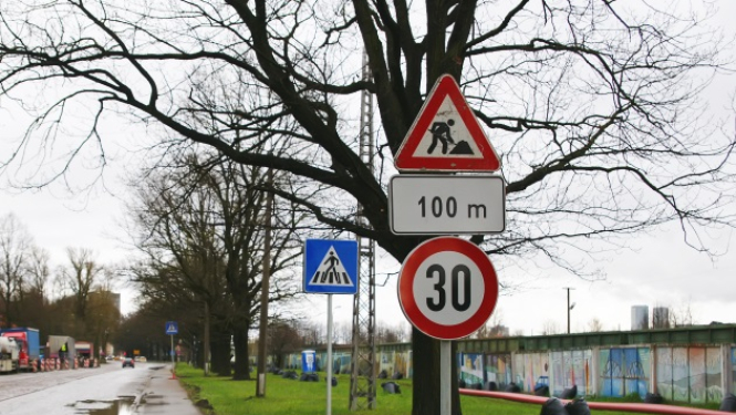 Ceļa zīme Uzmanību remonts