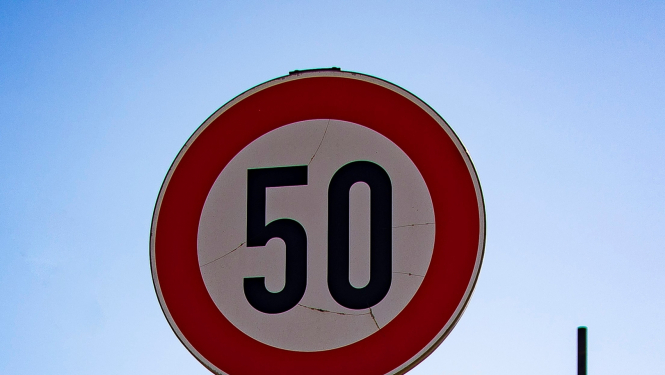 Ceļa zīme atļautais ātrums 50