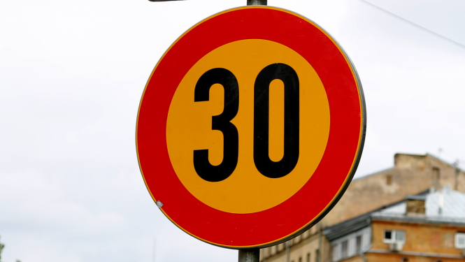 Ceļa zīme atļautais ātrums 30km/h