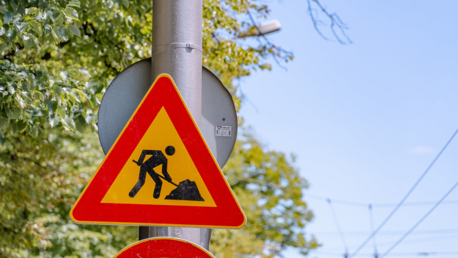 Ceļa zīme ielu remonts