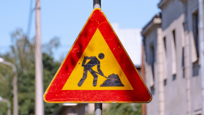 Ceļa zīme ielu remonts