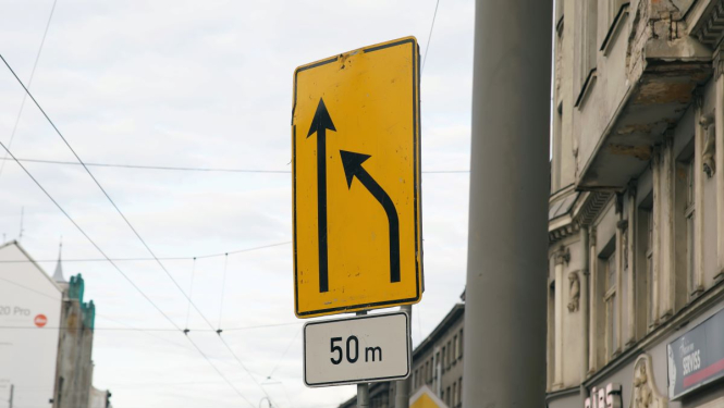 ceļa zīme joslas maiņa