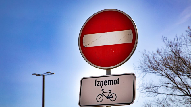 ceļa zīme iebraukt aizliegts