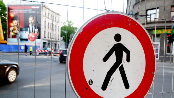 Ceļa zīme gājējiem iet aizliegts