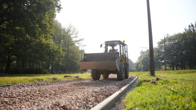 Traktors ved škembas