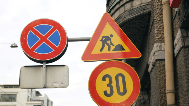 ceļa zīme ceļu remonts